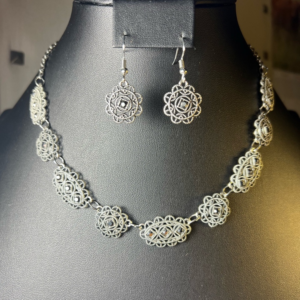 Elegant Silver Filigree Necklace and Earring Set
